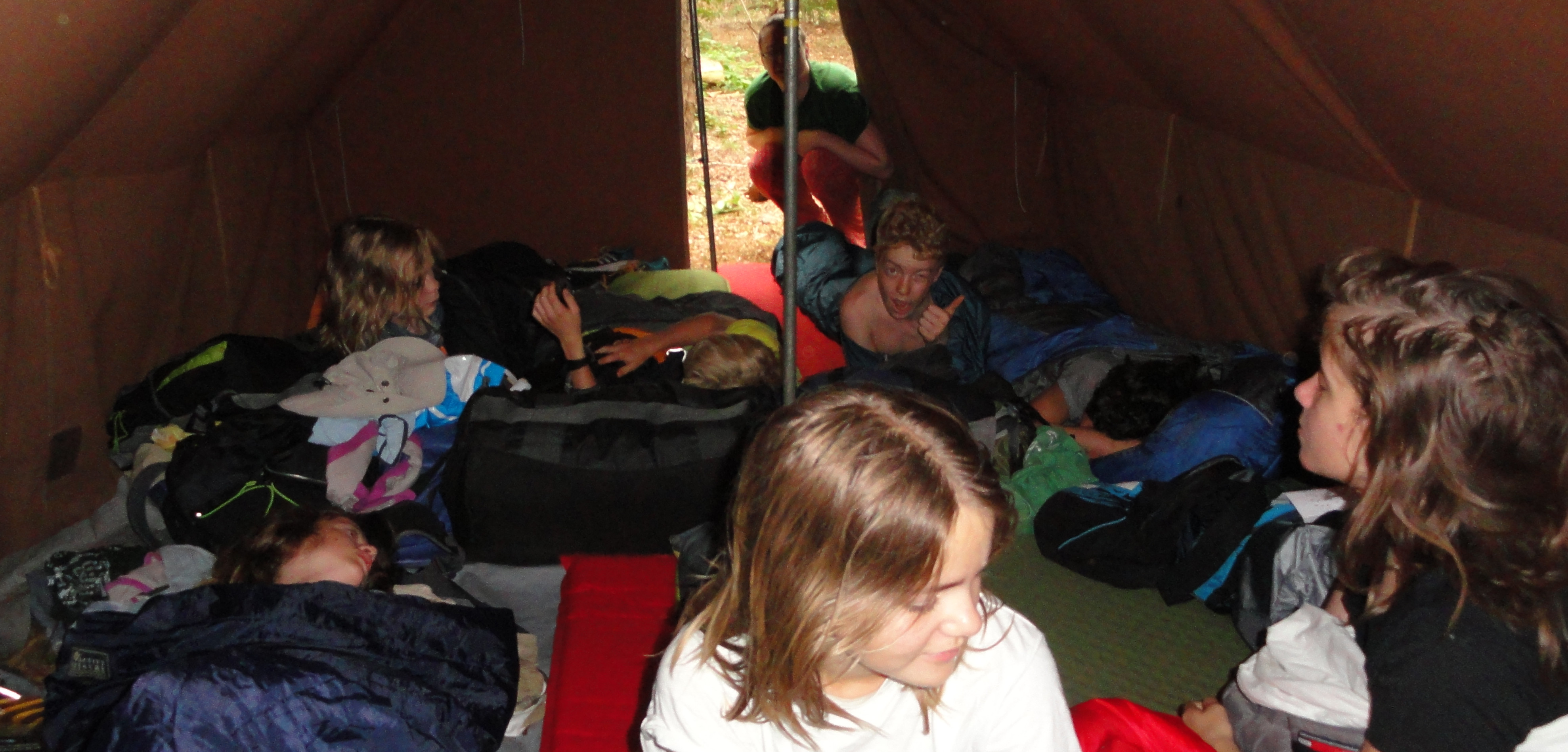 scouts patrouille 's ochtends op zomerkamp in hun tent